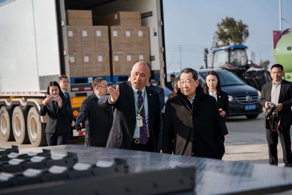 謝國民集團(tuán)資深董事長（右三）視察鑫百勤專用車輛有限公司.jpg